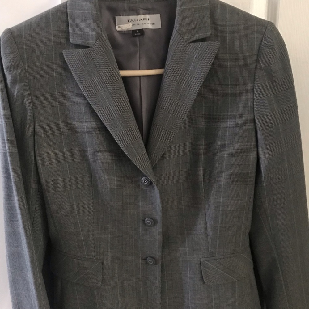 Tahari 2 piece suite size 4